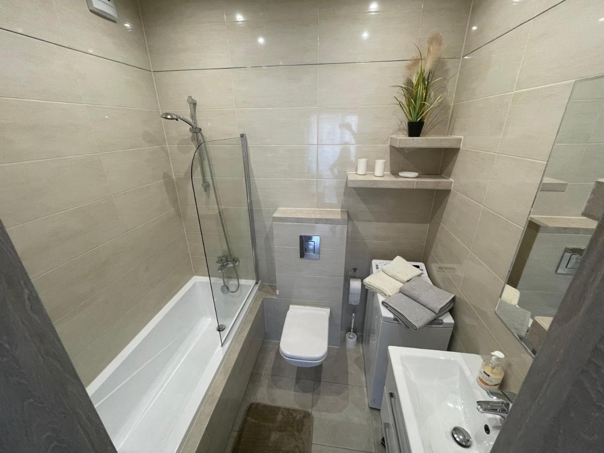 Apartament Nowoczesny Komfortowy Kustronia Z Garazem Balkonem Wanna ビエルスコ・ビアバ エクステリア 写真